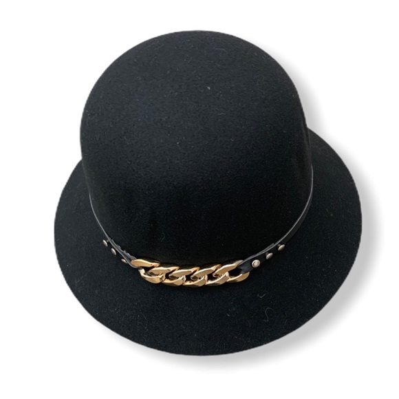 ❣️2/$40❣️ Black Cloche Hat With Chain - Picture 4 of 6